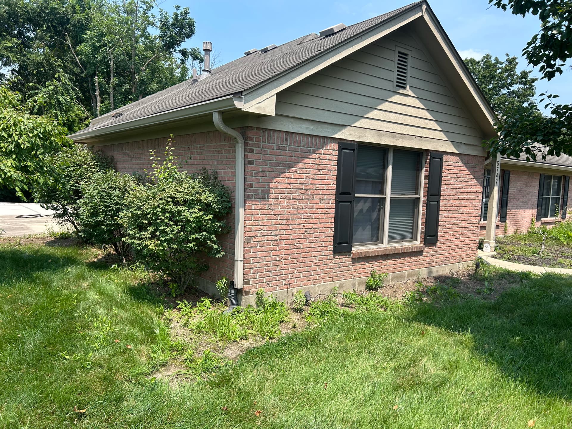 Gallery photos for Fresh Mulch and Clean Beds Change the Whole Feel of a Home: Image #1