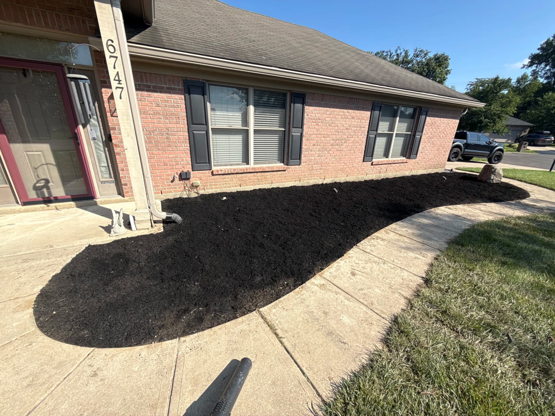 Gallery photos for Fresh Mulch and Clean Beds Change the Whole Feel of a Home: Image #2